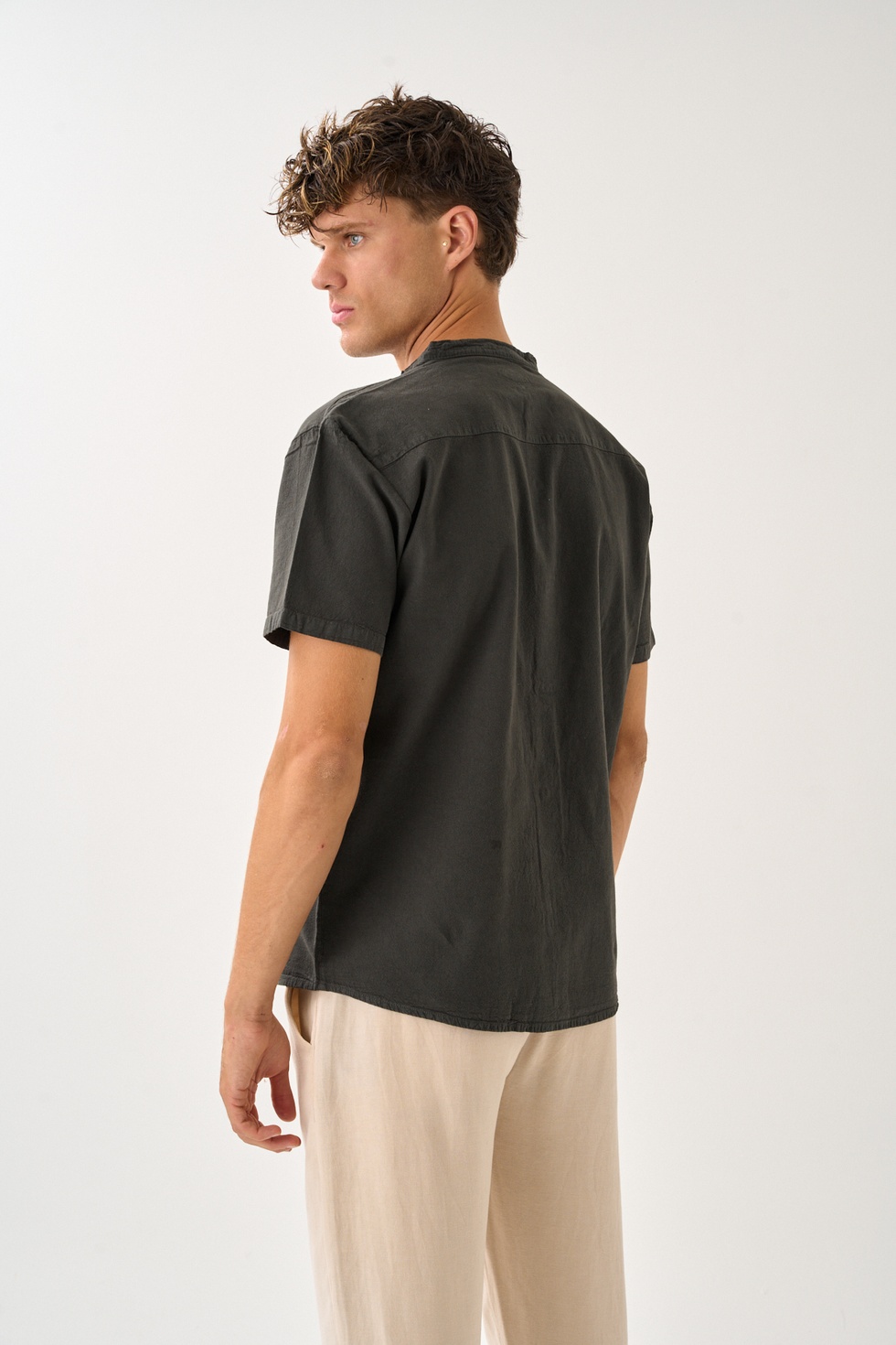 Erkek Yazlık Hakim Yaka Kısa Kol Düğmeli Rahat Kalıp %100 Pamuk Gömlek