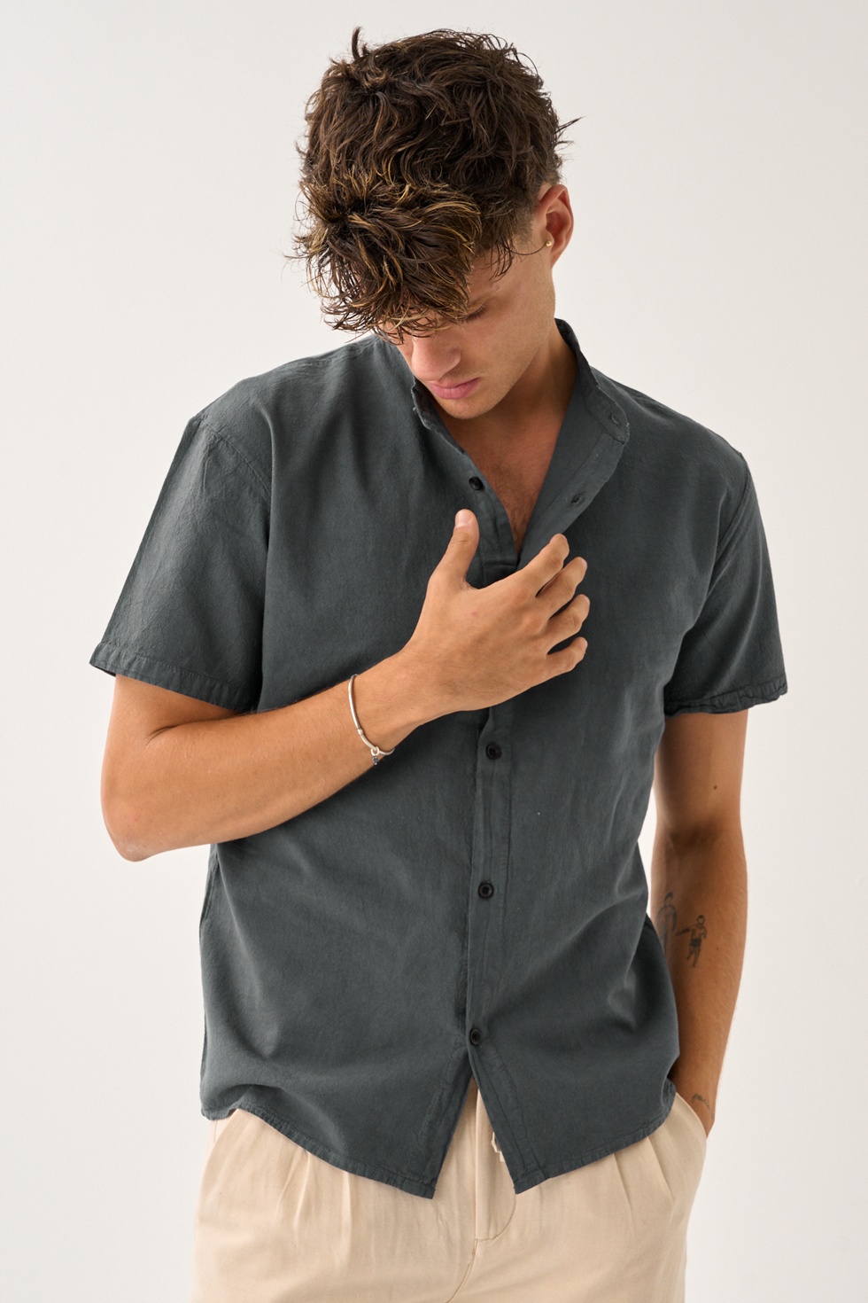 Erkek Yazlık Hakim Yaka Kısa Kol Düğmeli Rahat Kalıp %100 Pamuk Gömlek