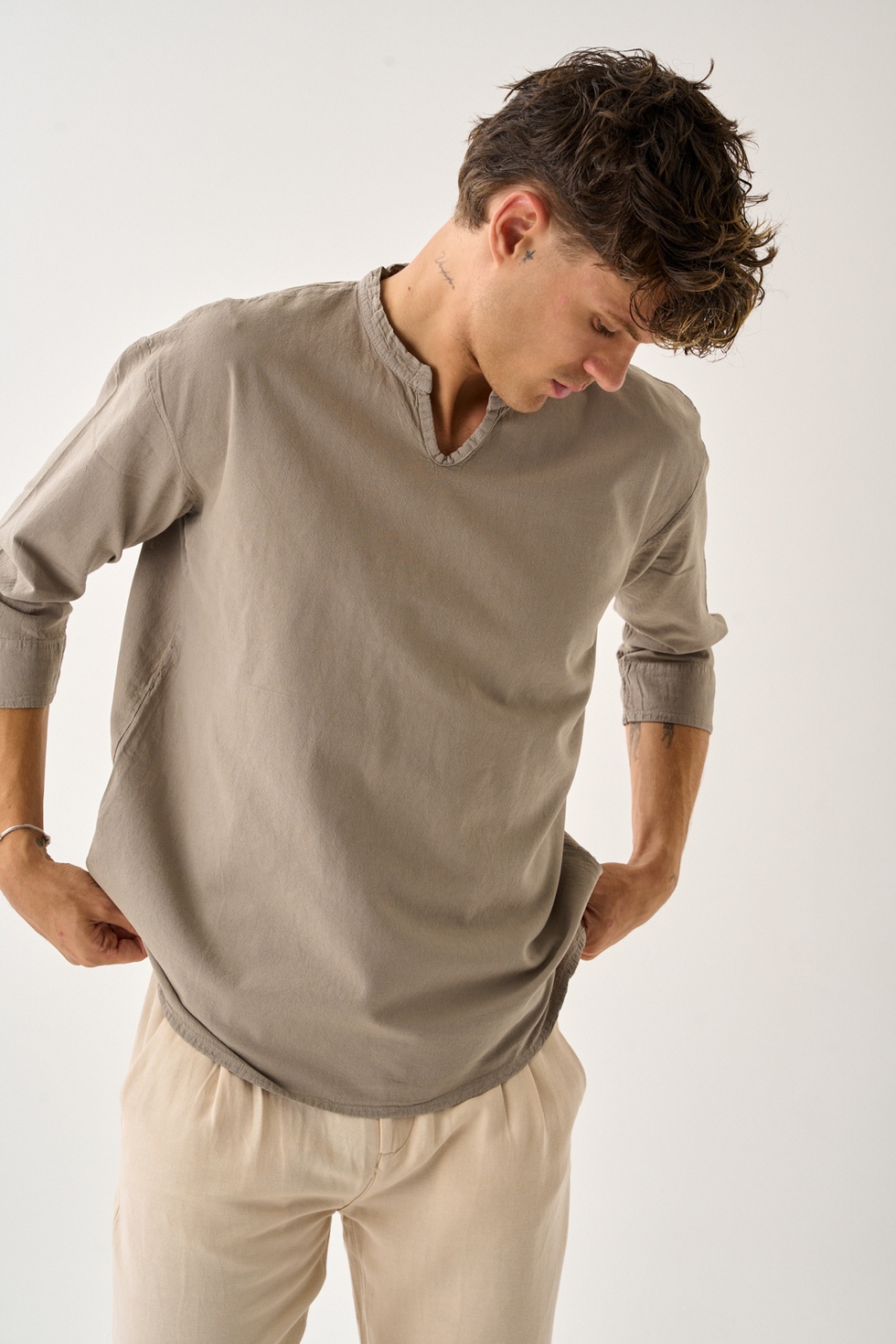 Erkek Fakir Kol V Yaka Rahat Kalıp %100 Pamuk Gömlek