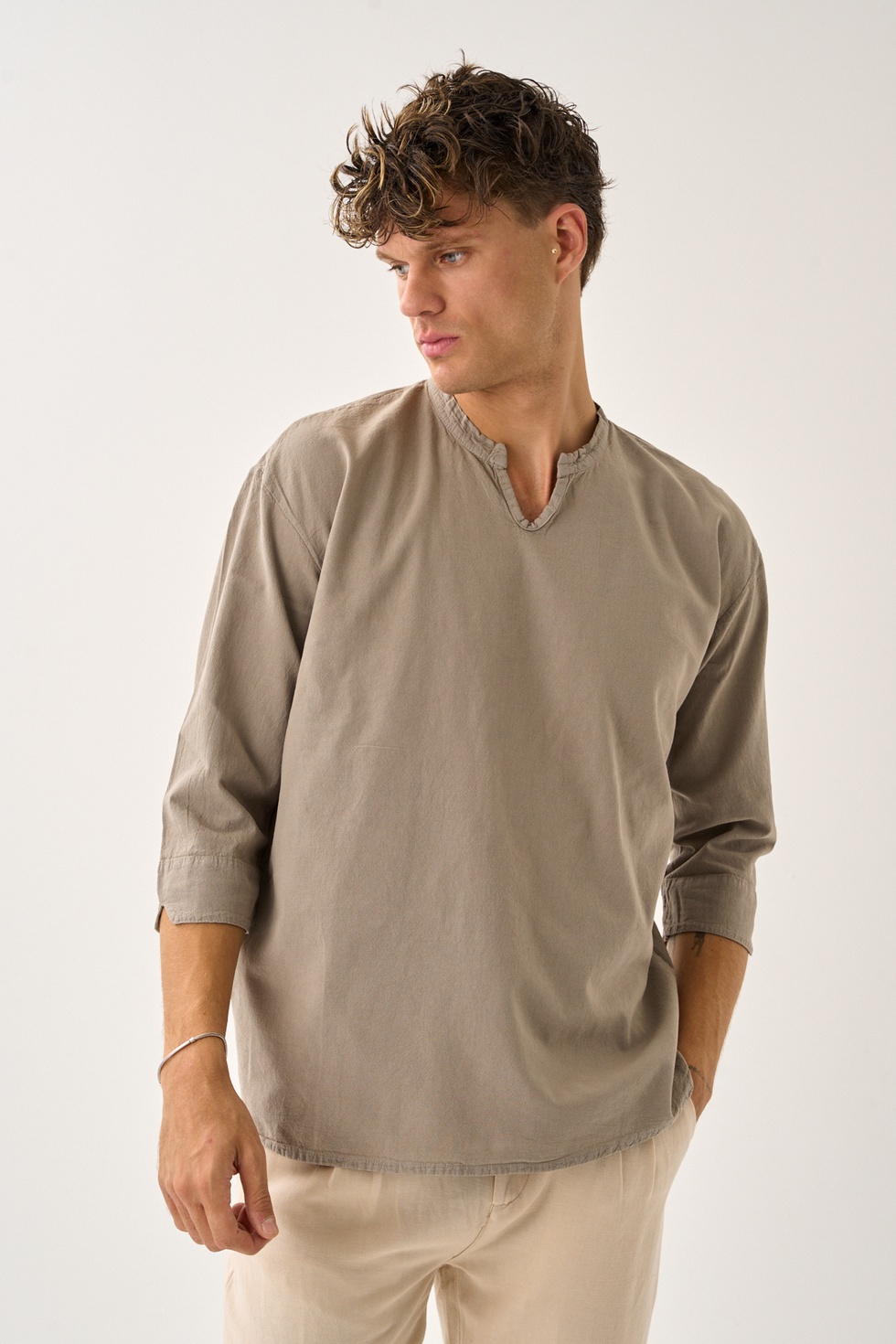 Erkek Fakir Kol V Yaka Rahat Kalıp %100 Pamuk Gömlek