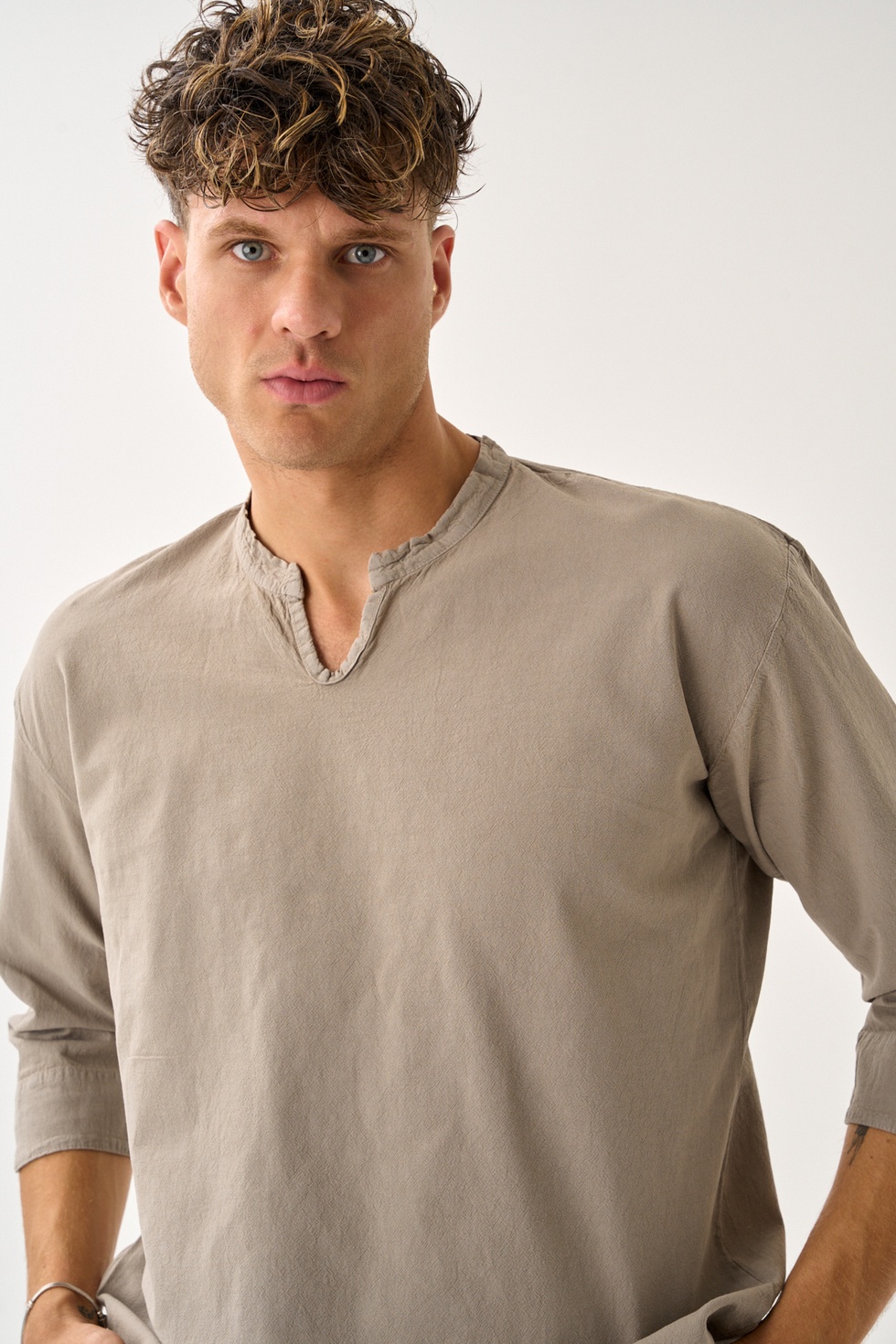 Erkek Fakir Kol V Yaka Rahat Kalıp %100 Pamuk Gömlek