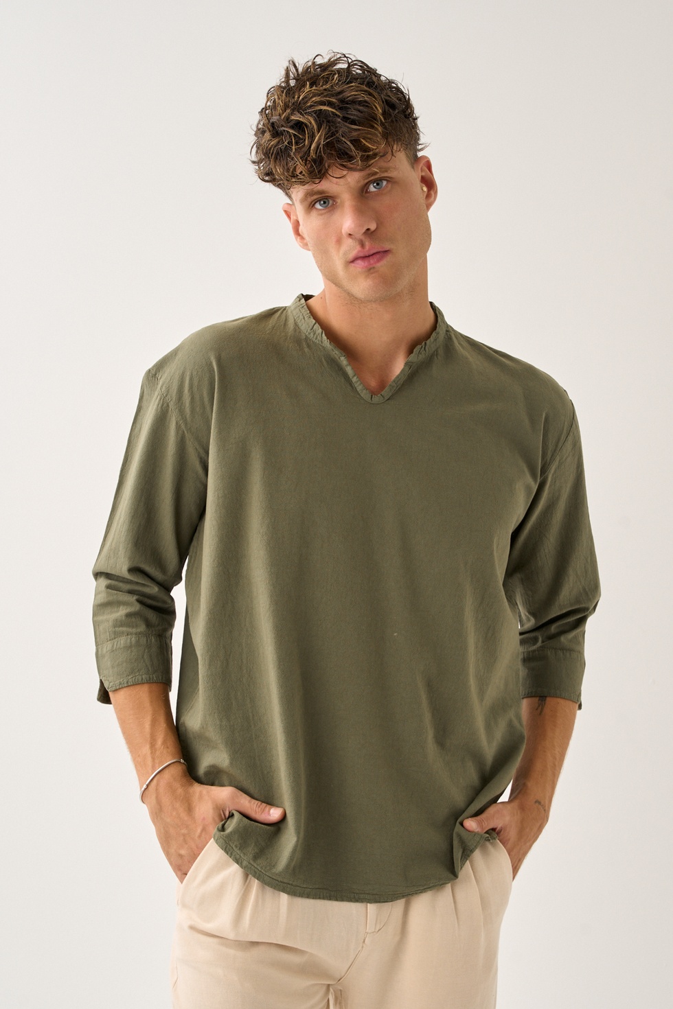 Erkek Fakir Kol V Yaka Rahat Kalıp %100 Pamuk Gömlek