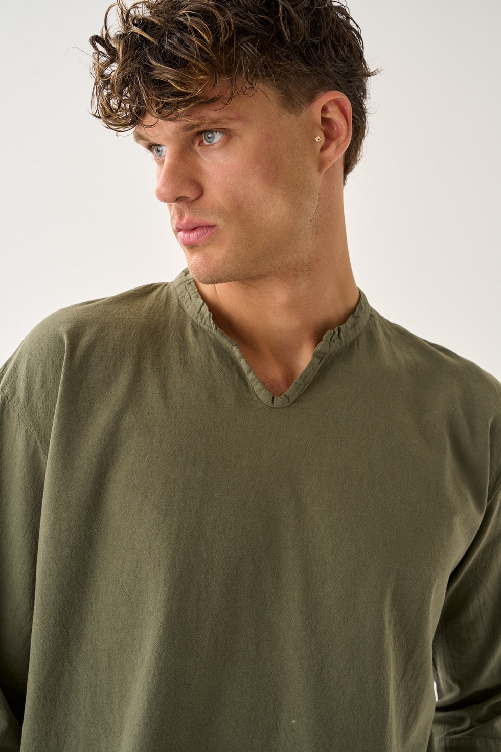 Erkek Fakir Kol V Yaka Rahat Kalıp %100 Pamuk Gömlek