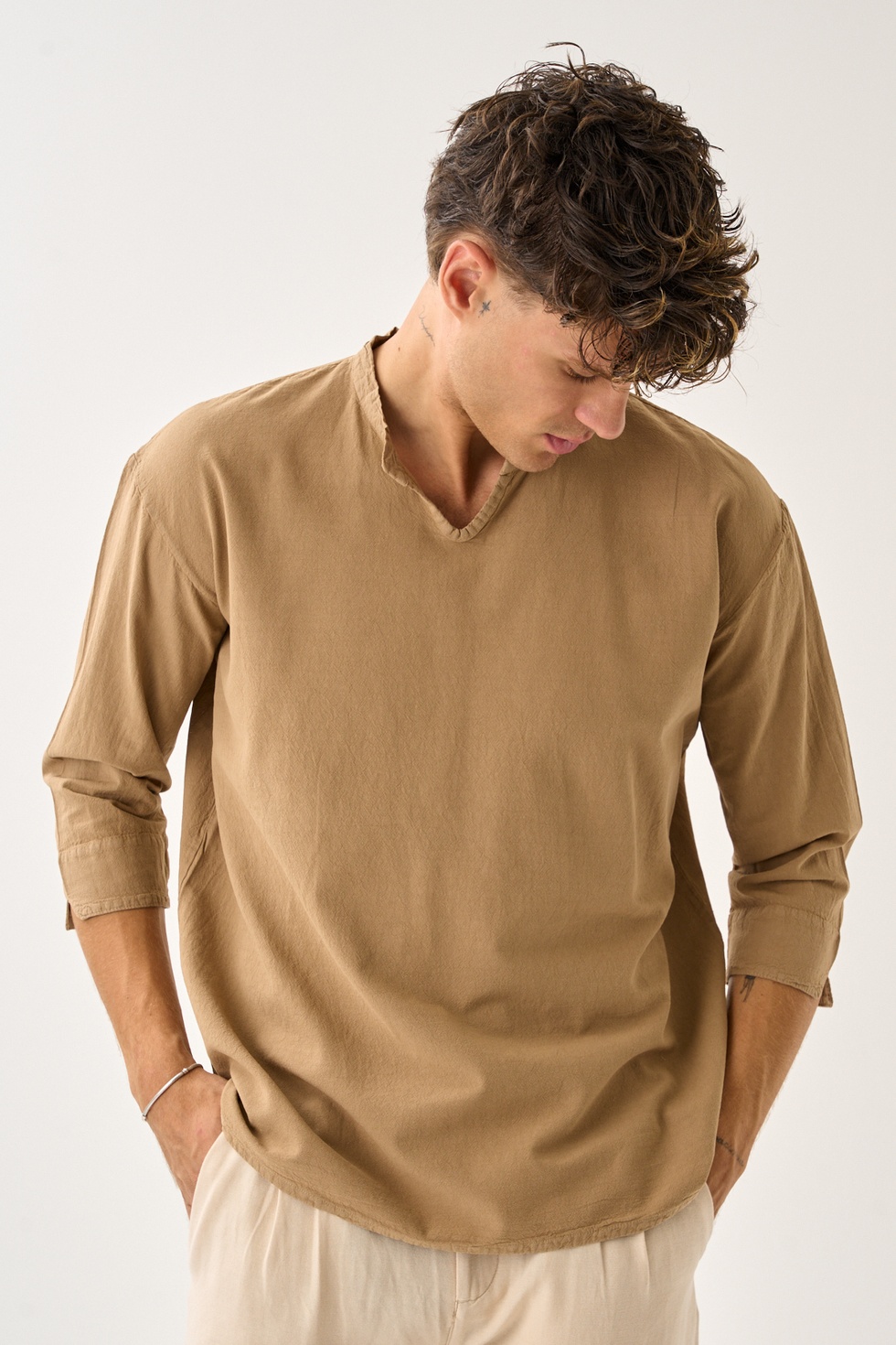 Erkek Fakir Kol V Yaka Rahat Kalıp %100 Pamuk Gömlek