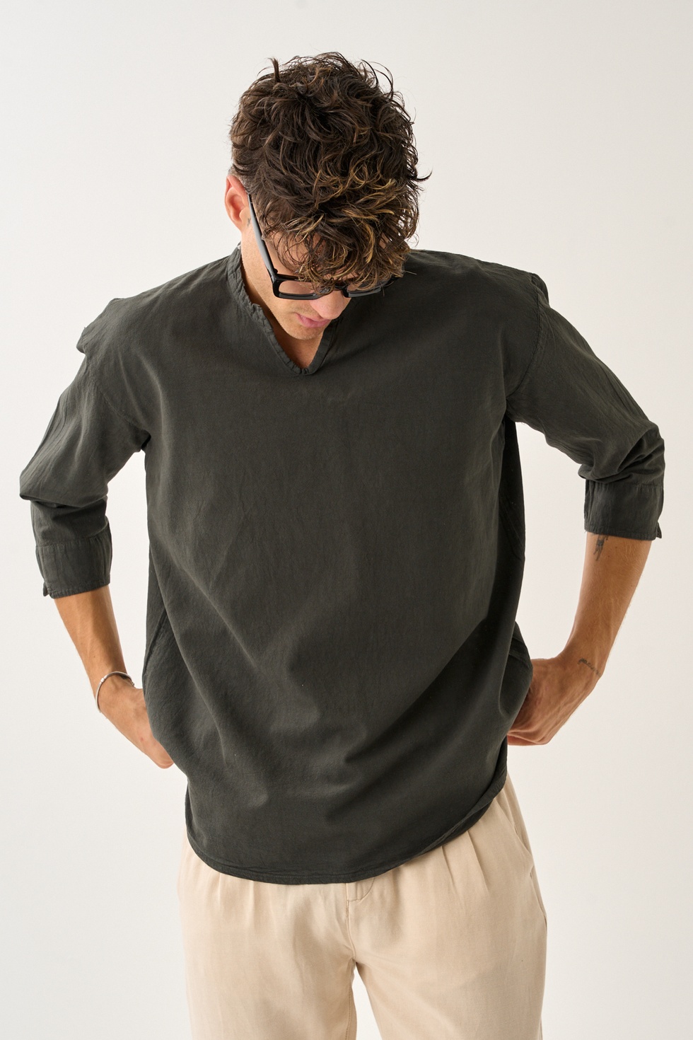 Erkek Fakir Kol V Yaka Rahat Kalıp %100 Pamuk Gömlek